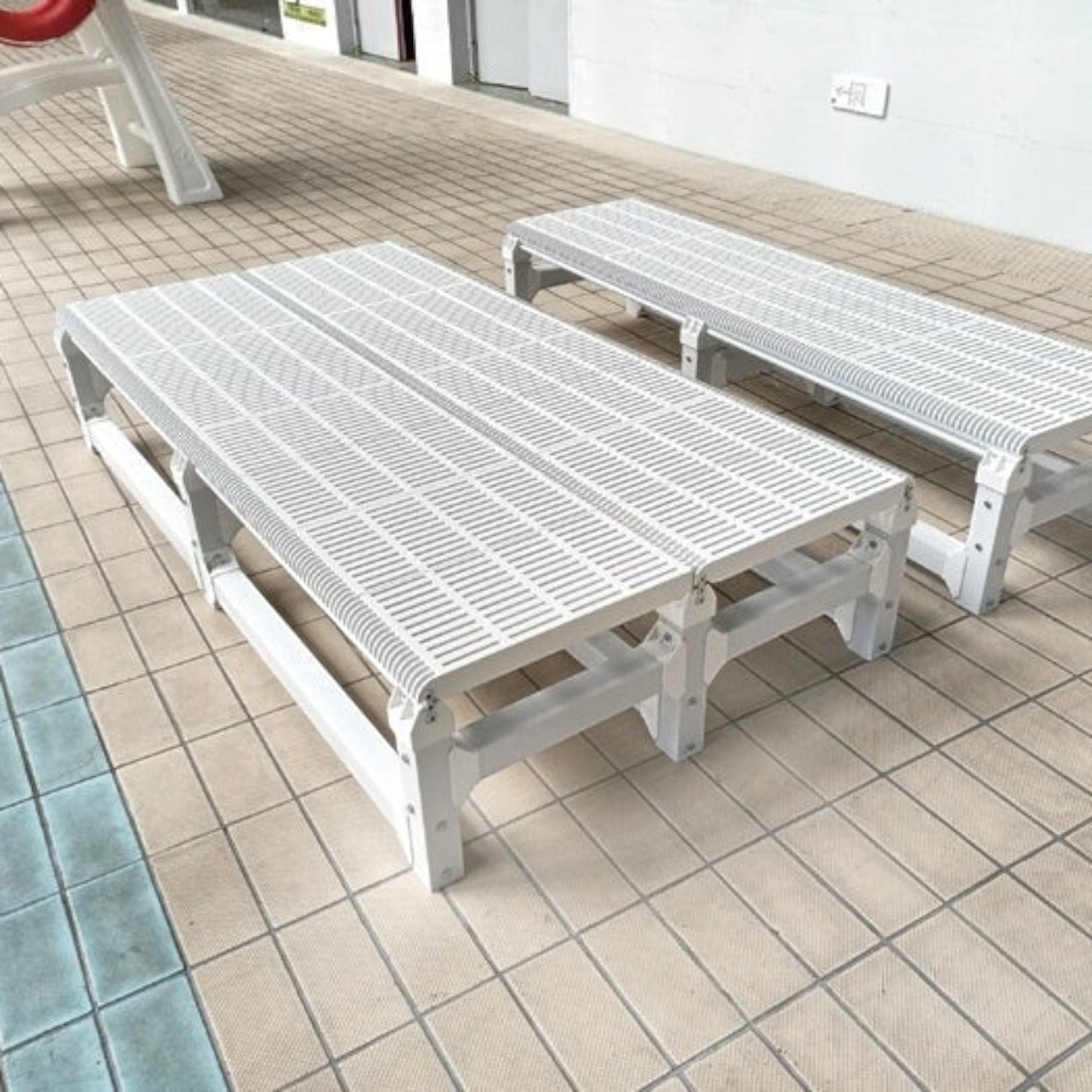 Tali Sport white foldable swimming pool platform with a grooved surface for water flow, ideal for swim training.-7/7 